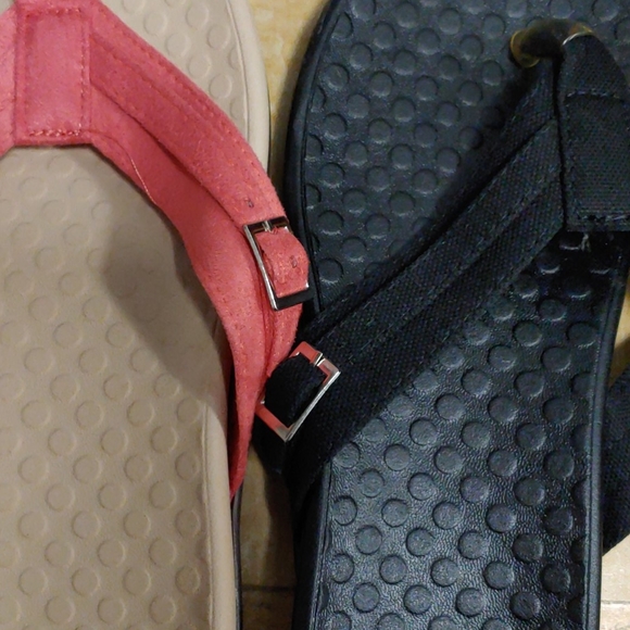 2 NEW Pairs of flip flops - Picture 3 of 3